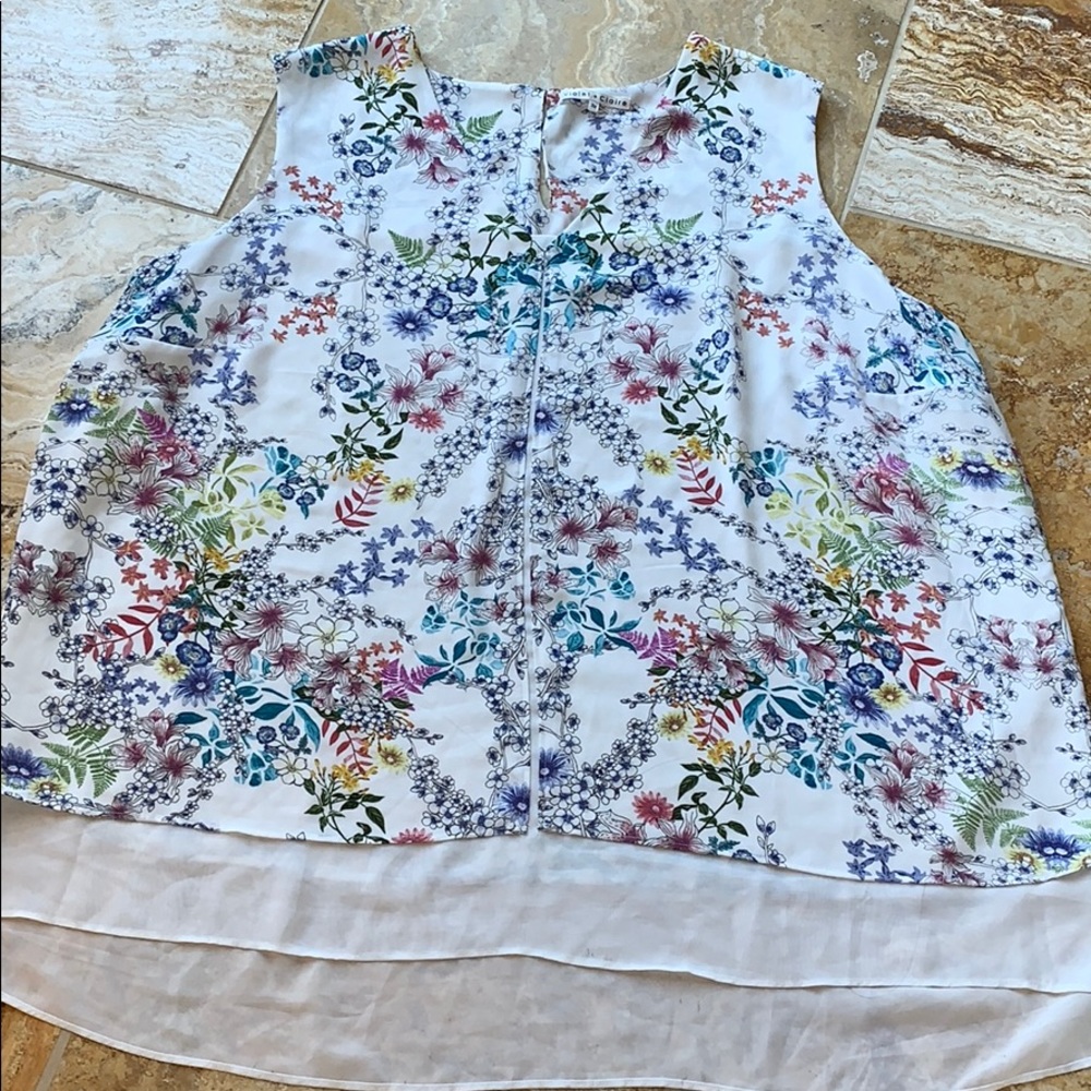 Violet + Claire floral VNeck fully lined/white hem